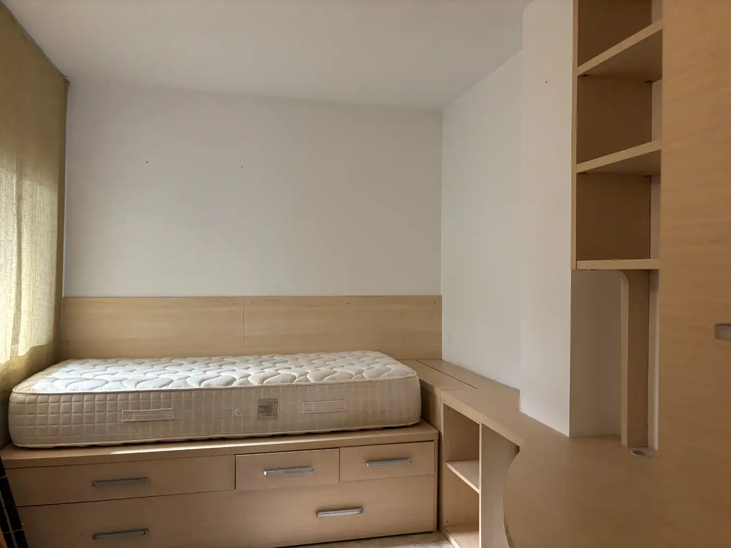 Schlafzimmer von Wohnung zum Verkauf in Girona mit Klimaanlage, Heizung und Balkon