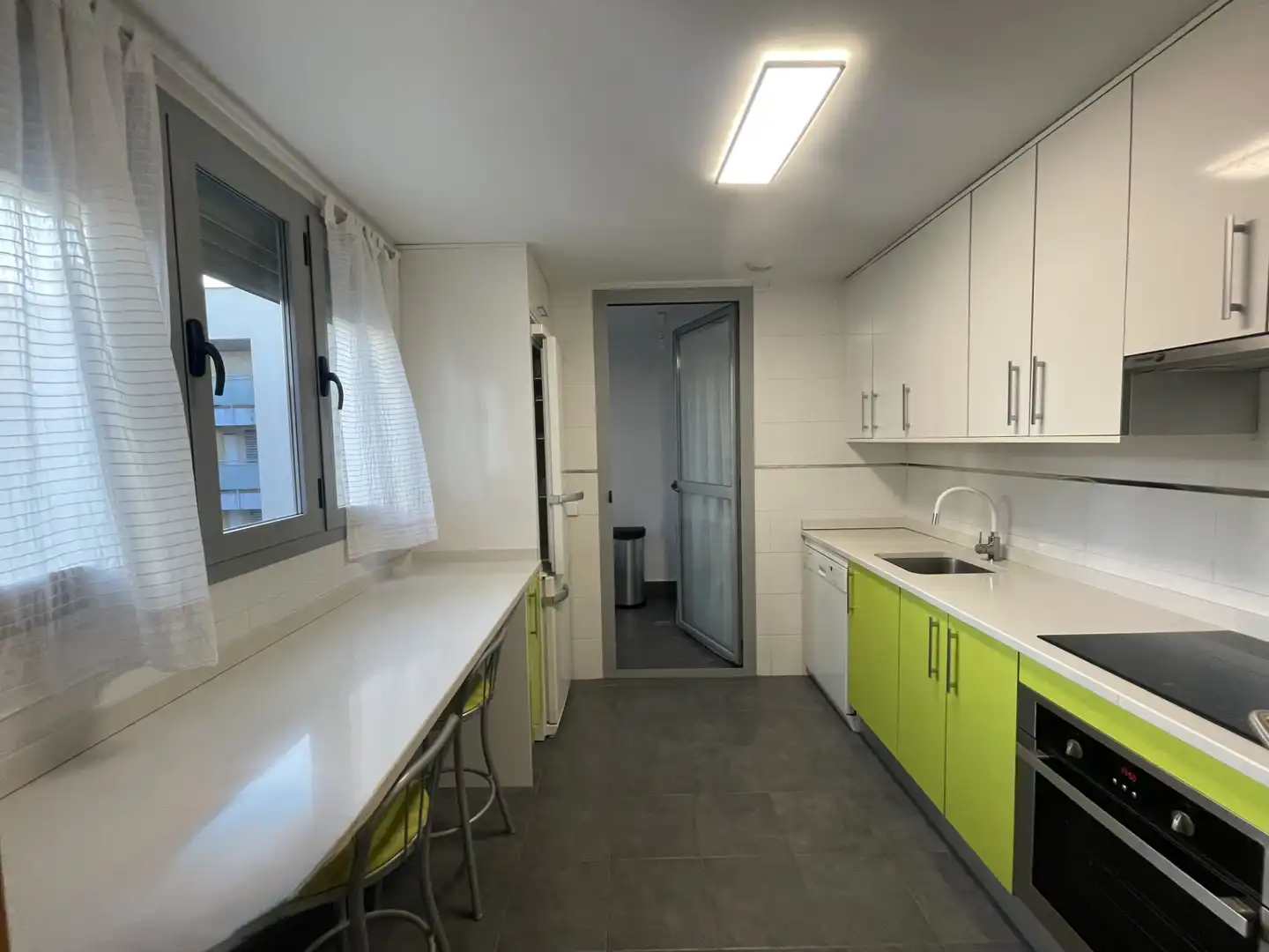 Küche von Wohnung zur Miete in San Sebastián de los Reyes mit Heizung, Abstellraum und Ofen