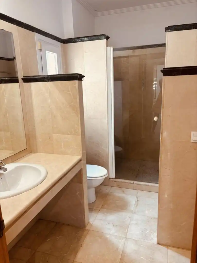 Baño de Casa adosada en venta en Marbella con Aire acondicionado, Jardín privado y Terraza