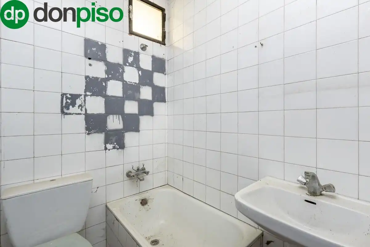 Bathroom of Houses for sale in Granada  with Terrace and Balcony