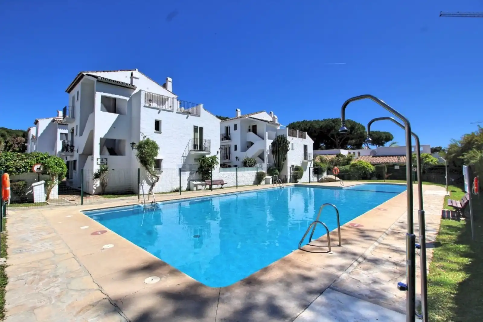 Vista exterior de Planta baja en venta en Estepona con Jardín privado, Terraza y Piscina