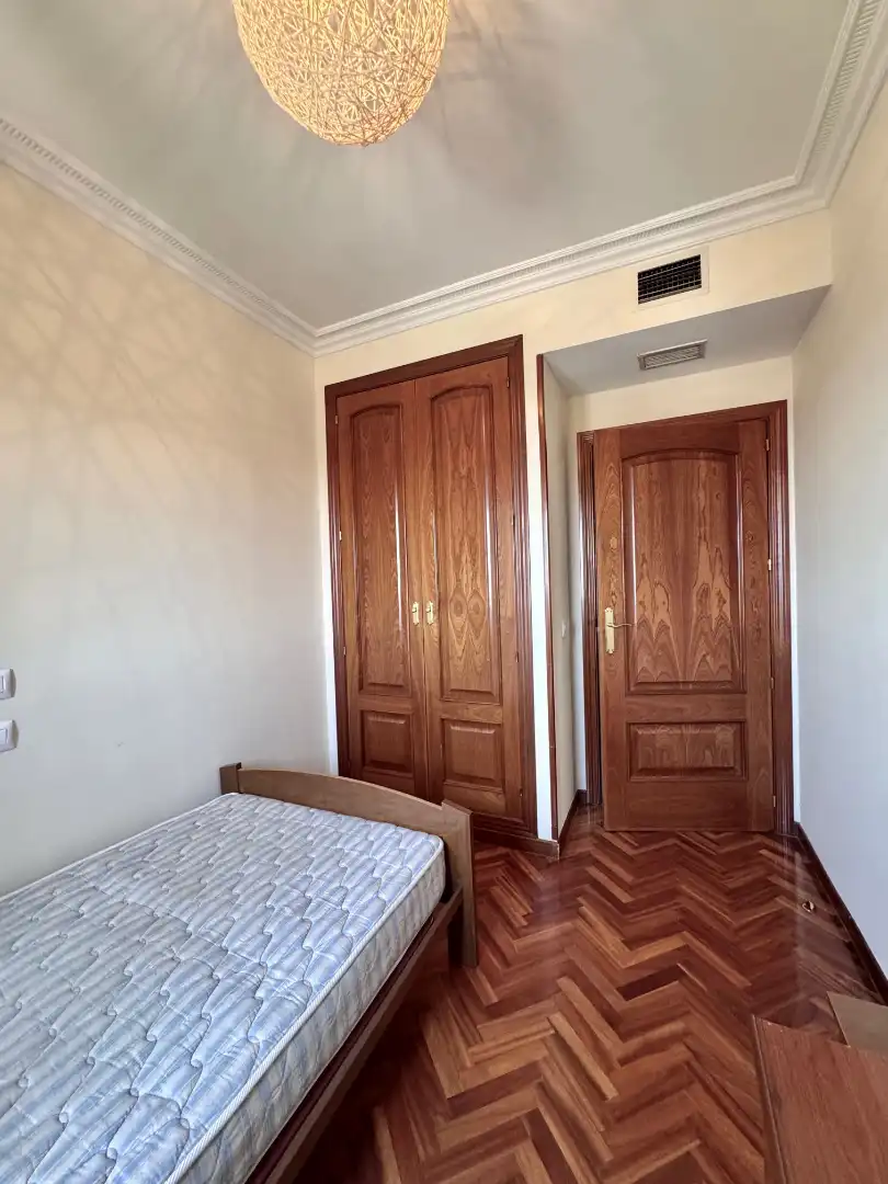 Schlafzimmer von Wohnungen zur Miete in Cáceres mit Klimaanlage, Heizung und Parkett