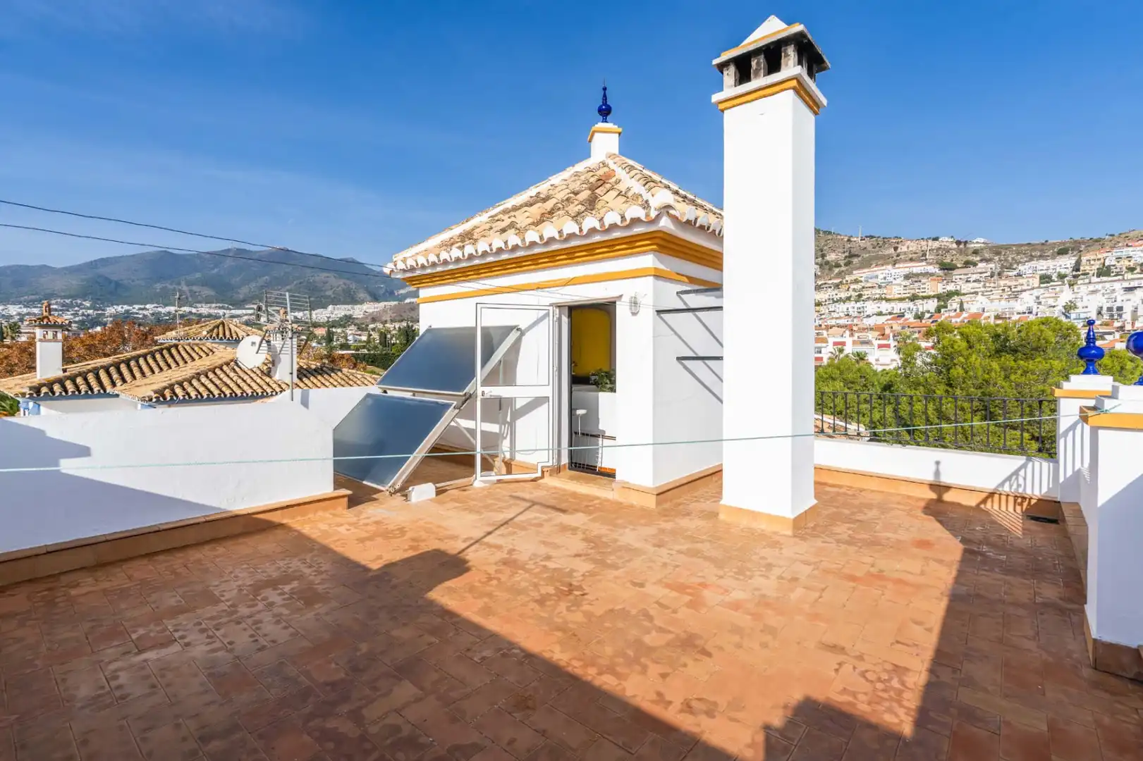 Vista exterior de Casa o xalet en venda en Benalmádena amb Aire condicionat, Terrassa i Traster