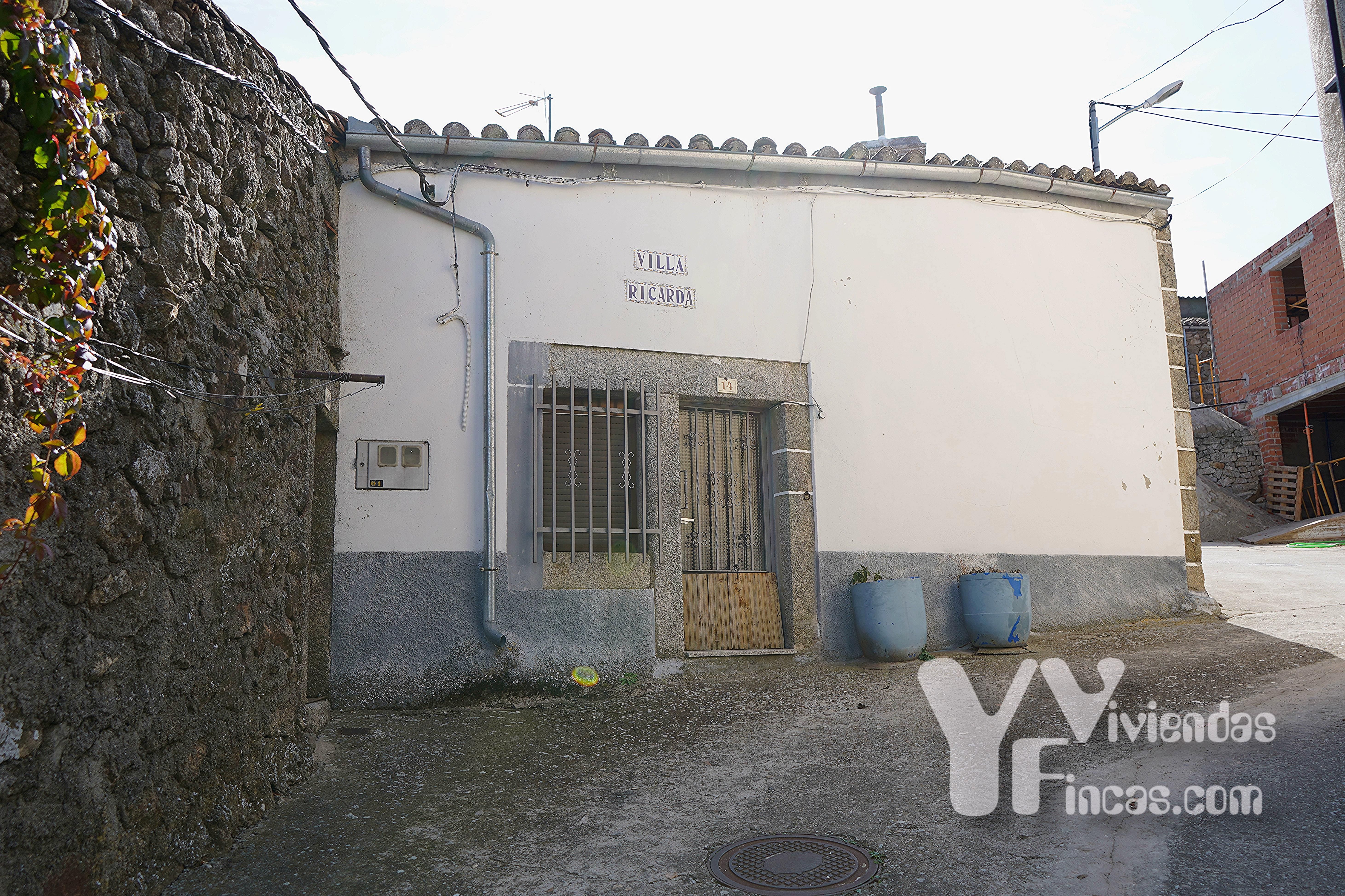 Vista exterior de Finca rústica en venda en Valdelacasa amb Traster