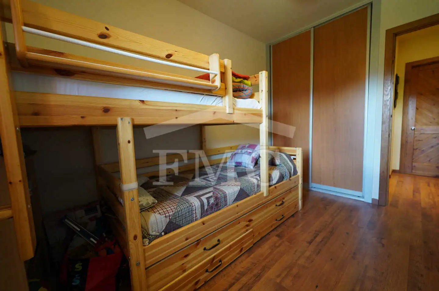 Schlafzimmer von Erdgeschoss zum Verkauf in Font-Romeu-Odeillo-Via mit Heizung, Privatgarten und Parkett