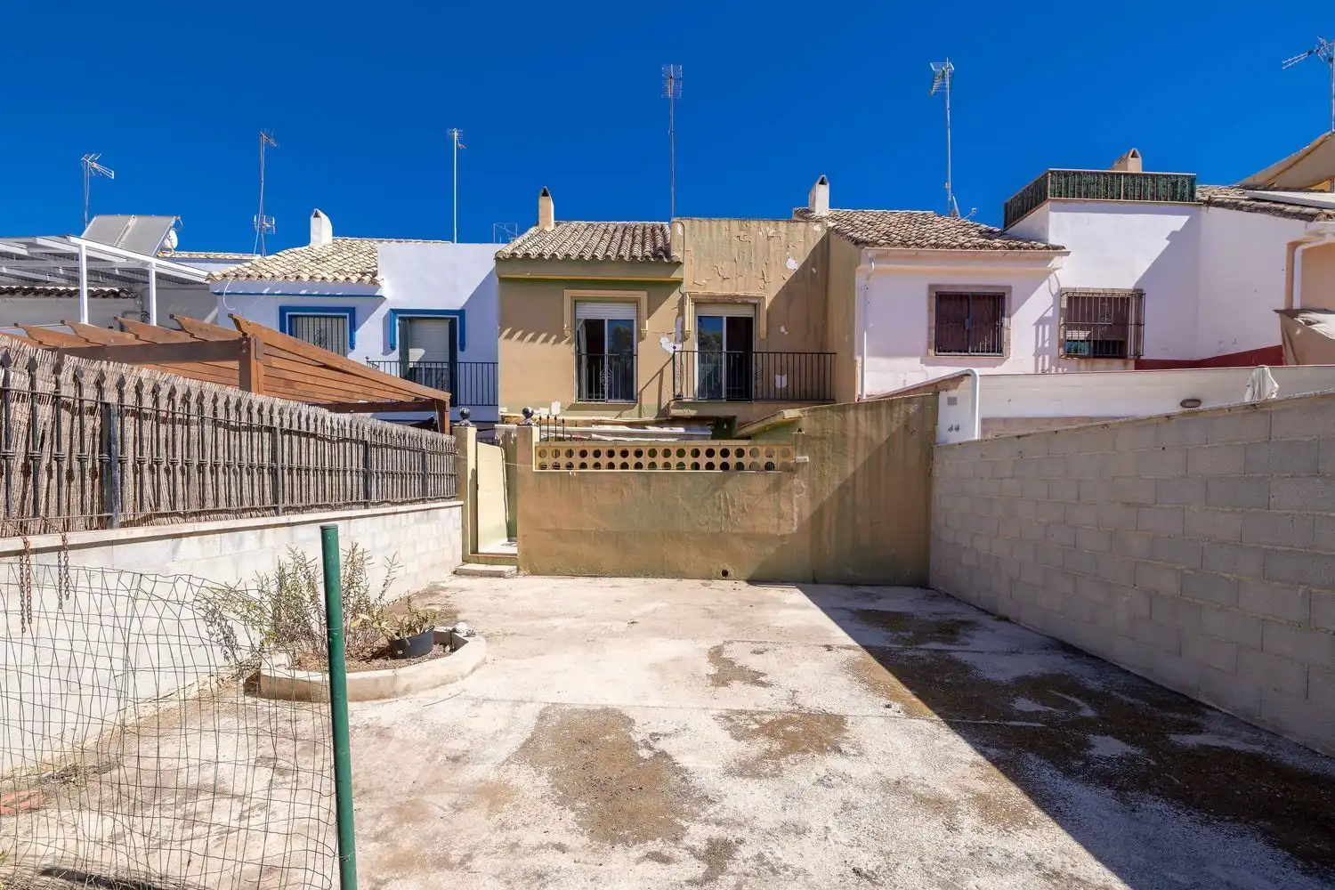 Vista exterior de Casa adosada en venda en Fuengirola amb Aire condicionat, Terrassa i Traster