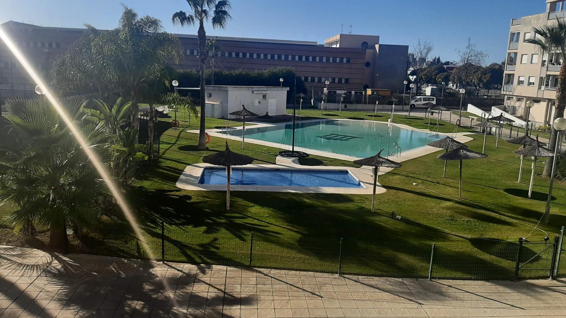 Piscina de Pis de lloguer en Jerez de la Frontera amb Aire condicionat i Piscina comunitària