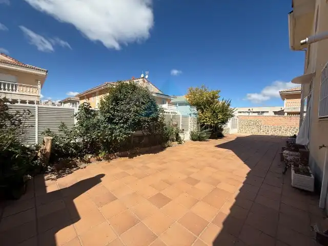 Vista exterior de Casa o chalet en venta en Los Santos de la Humosa con Aire acondicionado, Calefacción y Terraza