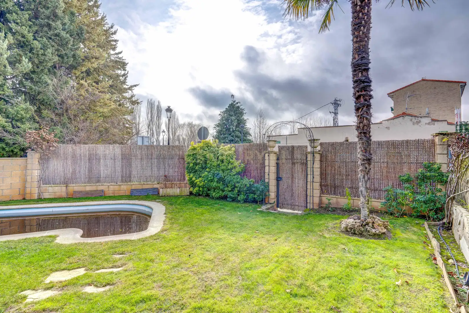 Garten von Einfamilien-Reihenhaus zum Verkauf in Anguciana mit Privatgarten, Abstellraum und Schwimmbad