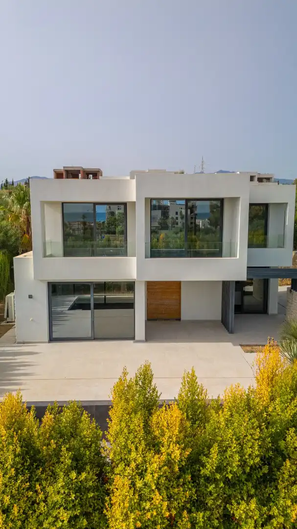 Vista exterior de Casa o xalet en venda en Estepona amb Jardí privat, Traster i Piscina