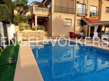 Casa con balcón en venta en El Montgó