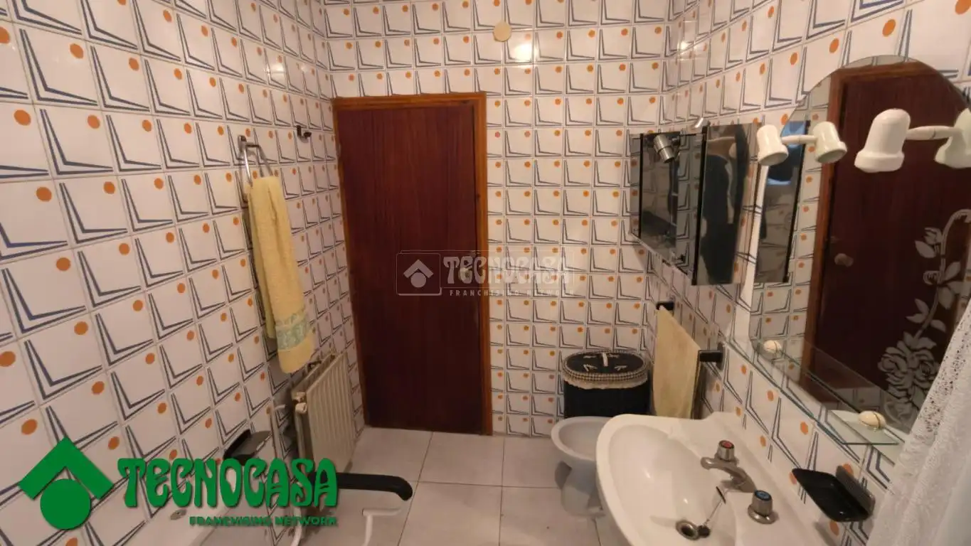 Badezimmer von Einfamilien-Reihenhaus zum Verkauf in La Puebla de Montalbán mit Heizung, Privatgarten und Terrasse