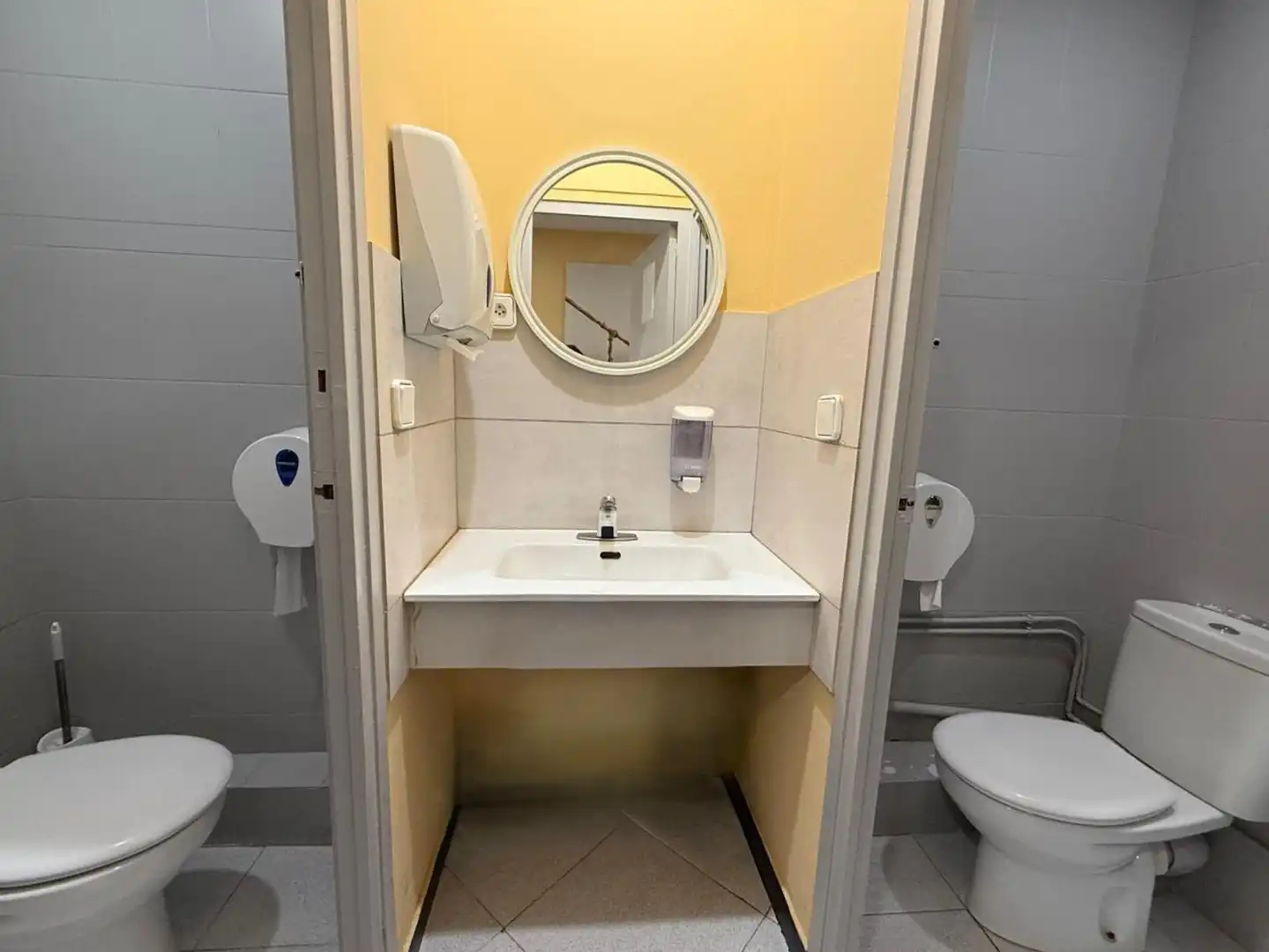 Business premises for transfer in Carrer dels Marquesos de Barberà, imagen 12