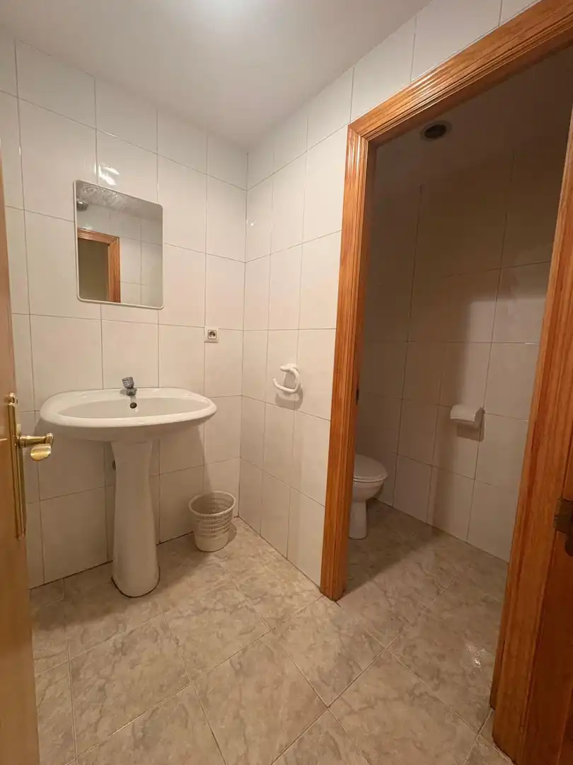 Baño de Oficina de alquiler en Oviedo 