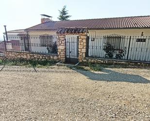 Vista exterior de Casa o xalet en venda en Trijueque amb Aire condicionat, Terrassa i Piscina