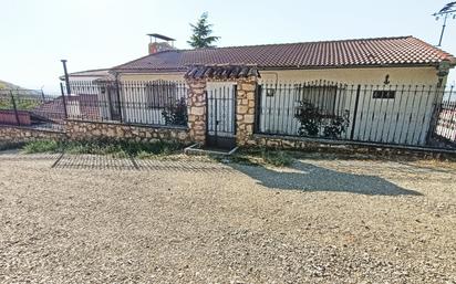 Vista exterior de Casa o xalet en venda en Trijueque amb Aire condicionat, Terrassa i Piscina