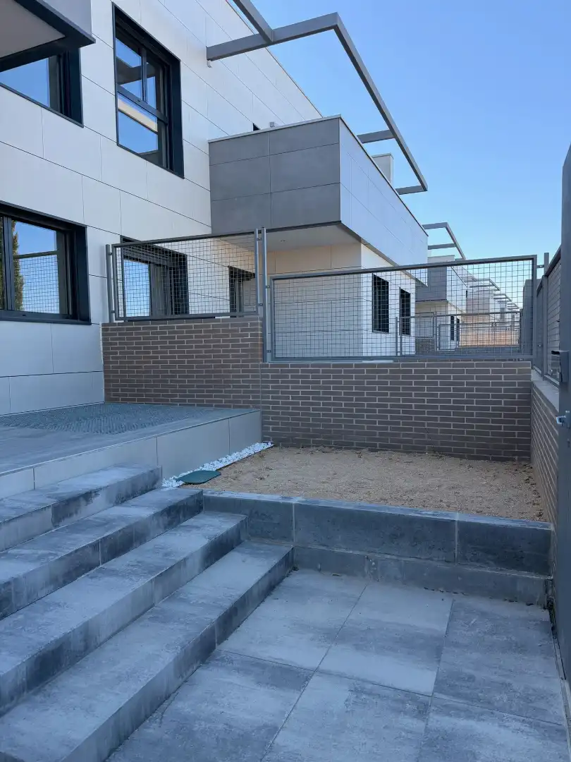 Vista exterior de Casa adosada en venta en Boadilla del Monte con Aire acondicionado, Calefacción y Jardín privado