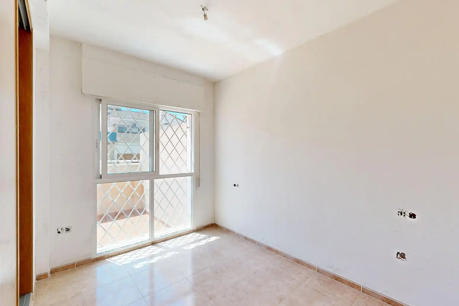 Wohnung zum Verkauf in Cartagena mit Privatgarten, Terrasse und Abstellraum