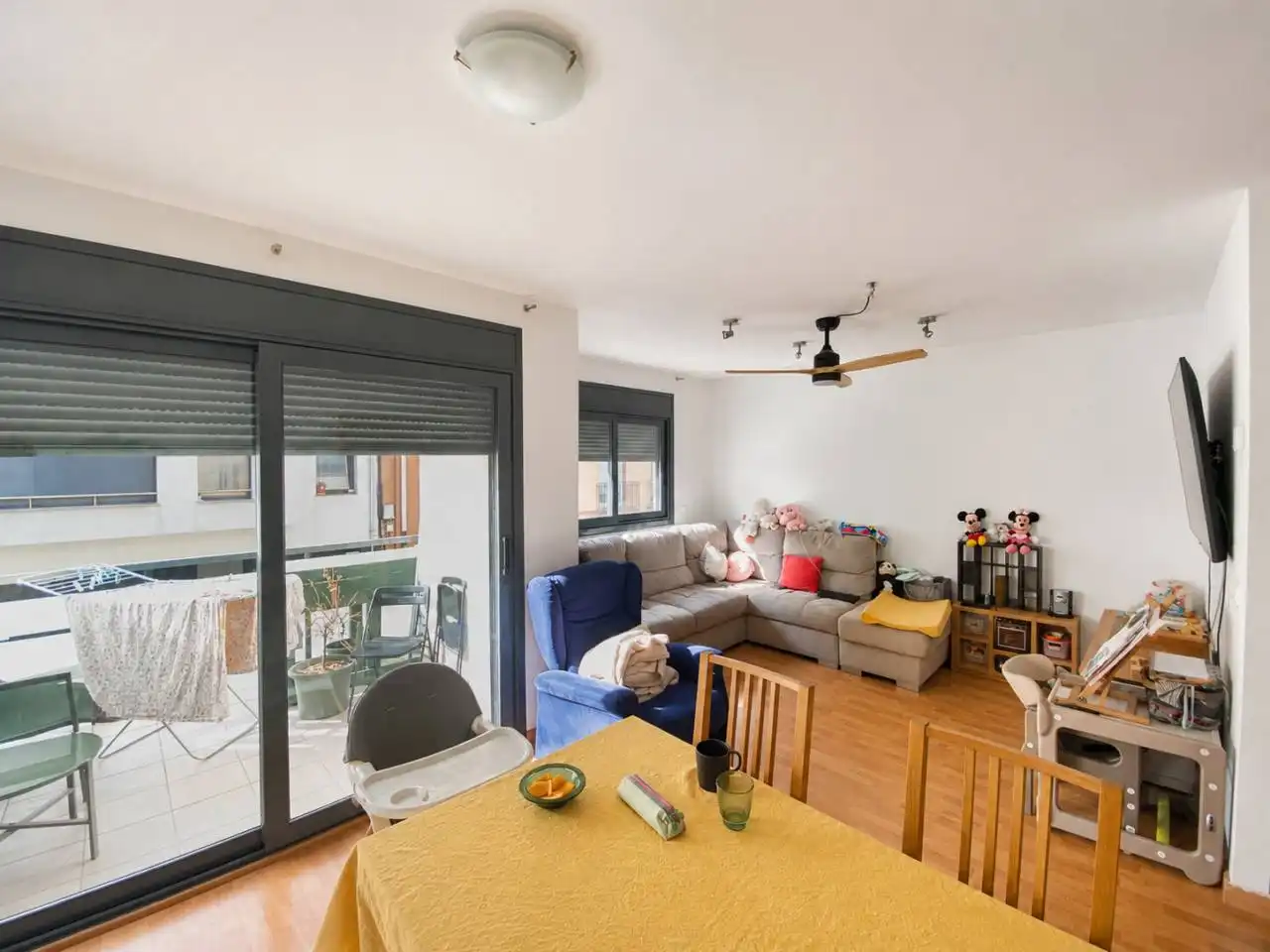 Sala de estar de Casa adosada en venta en Sant Joan Les Fonts con Calefacción, Parquet y Terraza