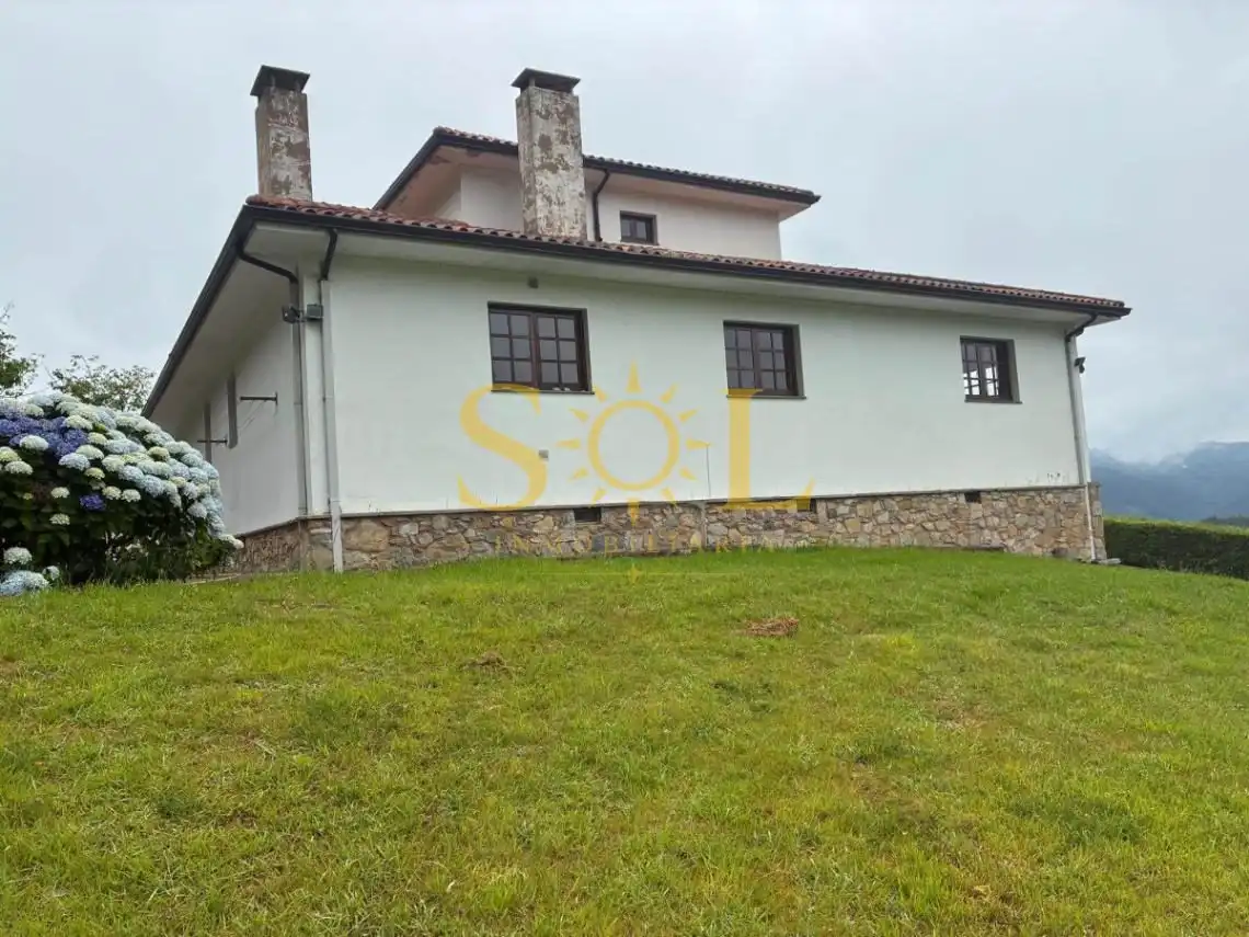 Vista exterior de Casa o xalet en venda en Pravia amb Calefacció i Jardí privat
