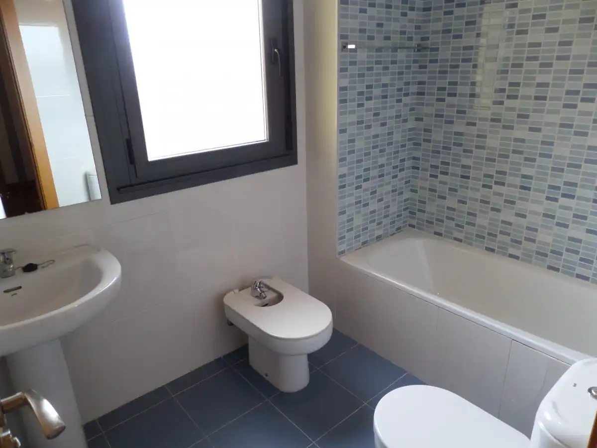 Baño de Casa adosada en venta en Tudela de Duero con Calefacción y Jardín privado