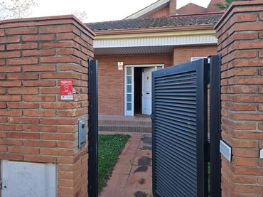 Casa amb piscina en venda a Avinguda Corts Catalanes