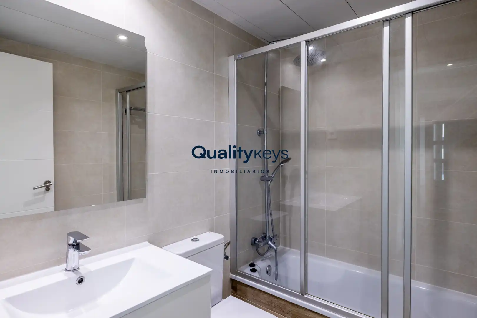 Badezimmer von Wohnung zum Verkauf in Madrid mit Klimaanlage, Heizung und Parkett