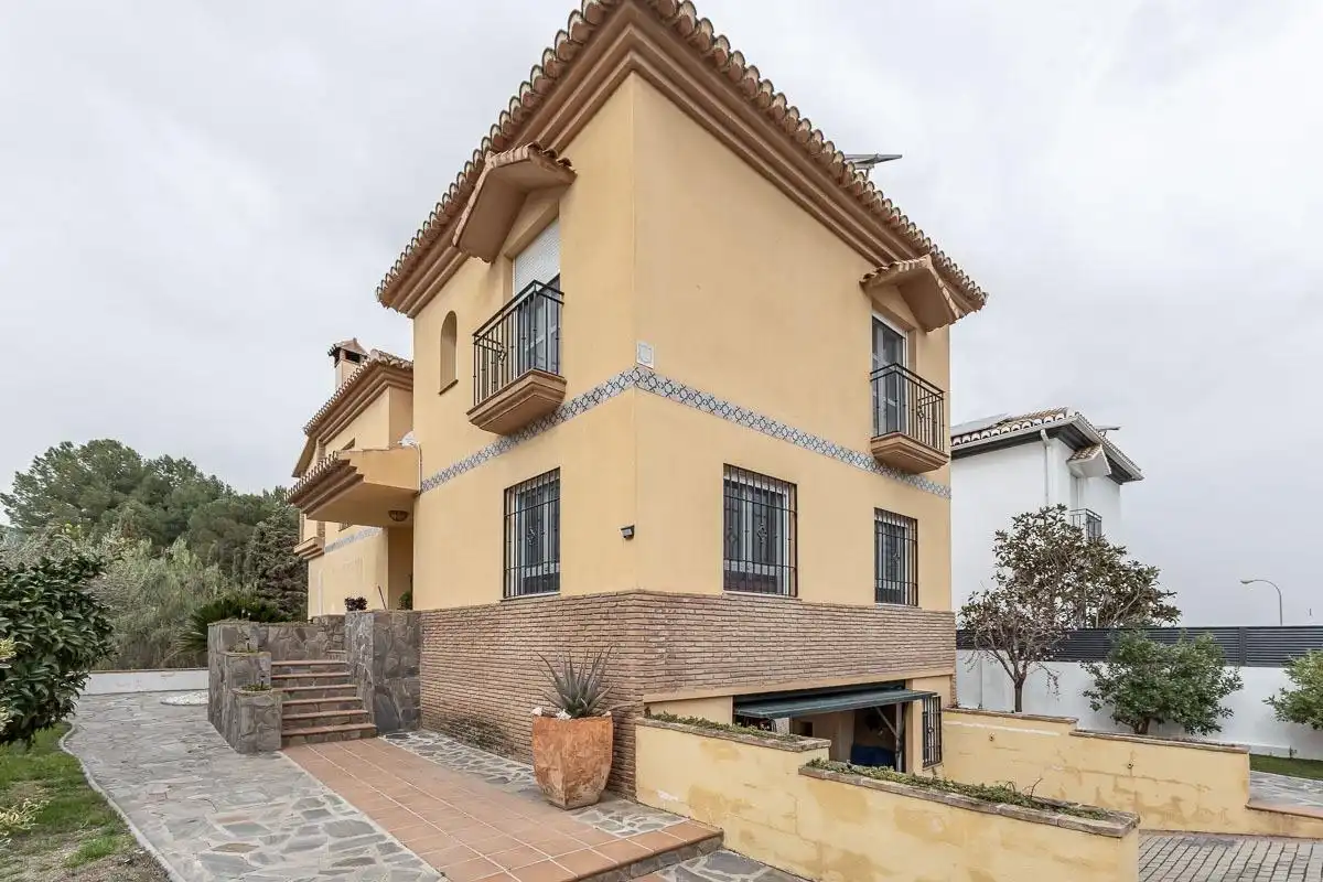 Vista exterior de Casa adosada en venda en Alhendín amb Piscina comunitària