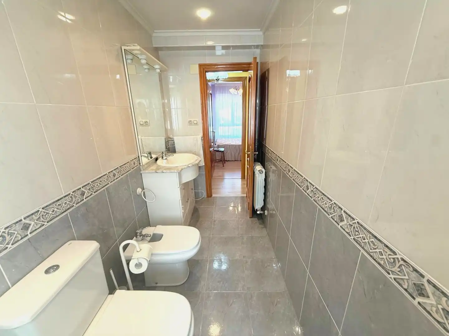 Baño de Piso en venta en Avilés con Calefacción, Terraza y Amueblado