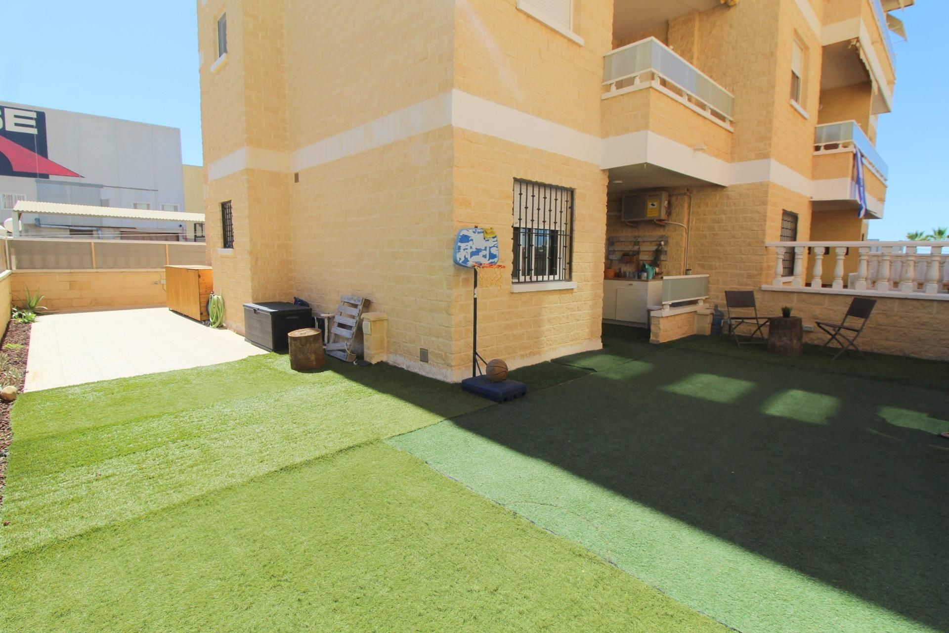 Terrassa de Planta baixa en venda en Torrevieja amb Aire condicionat, Calefacció i Jardí privat