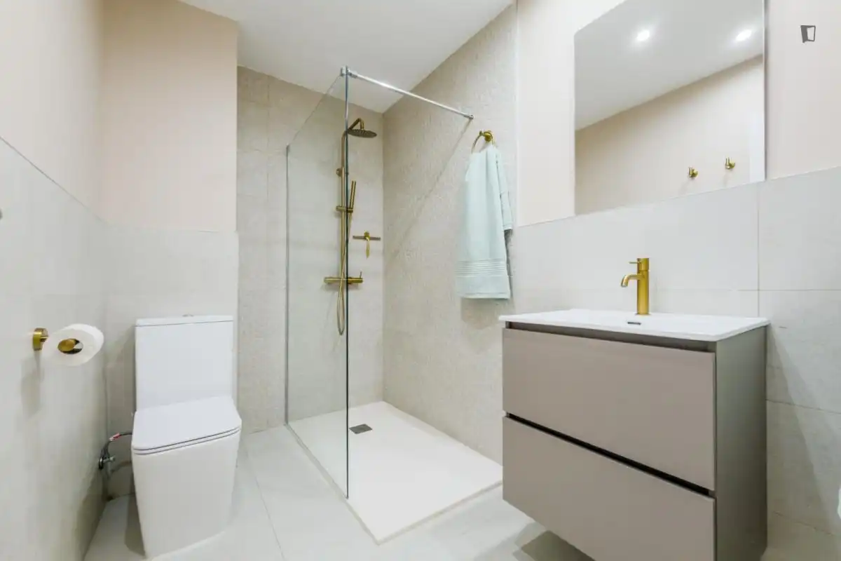 Baño de Estudio de alquiler en Barcelona con Aire acondicionado, Calefacción y Amueblado