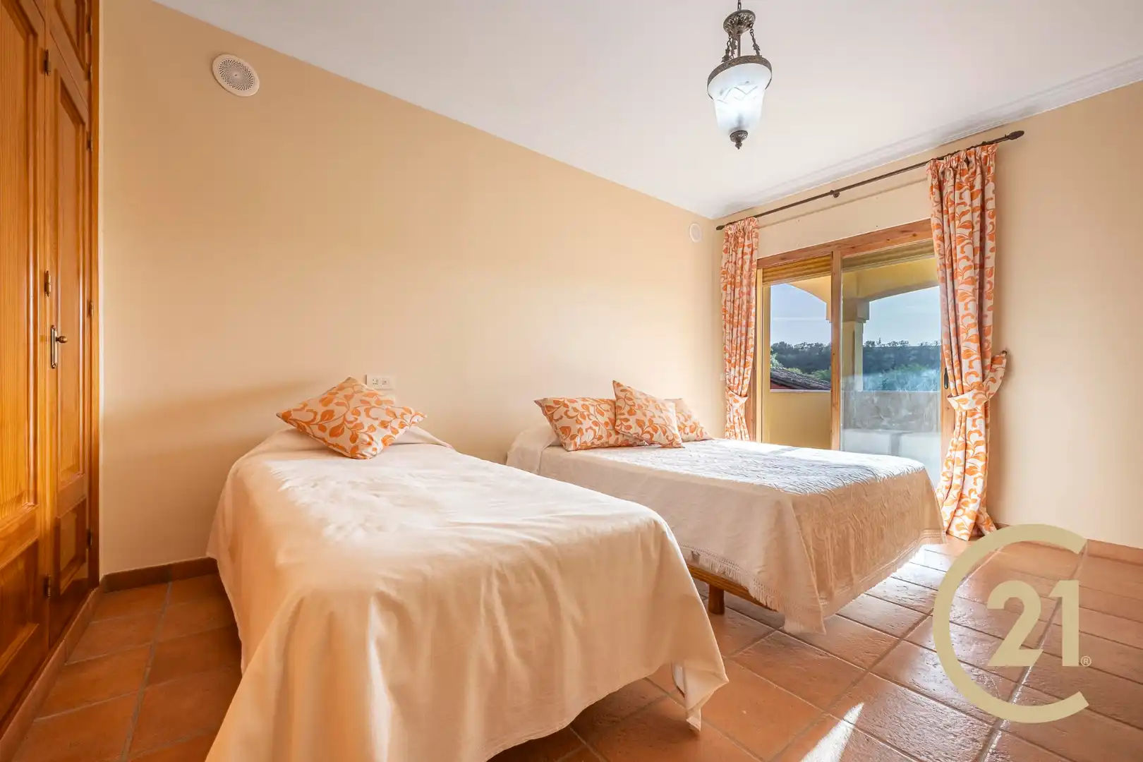 Habitación de Casa adosada en venta en Benahavís con Aire acondicionado, Jardín privado y Terraza