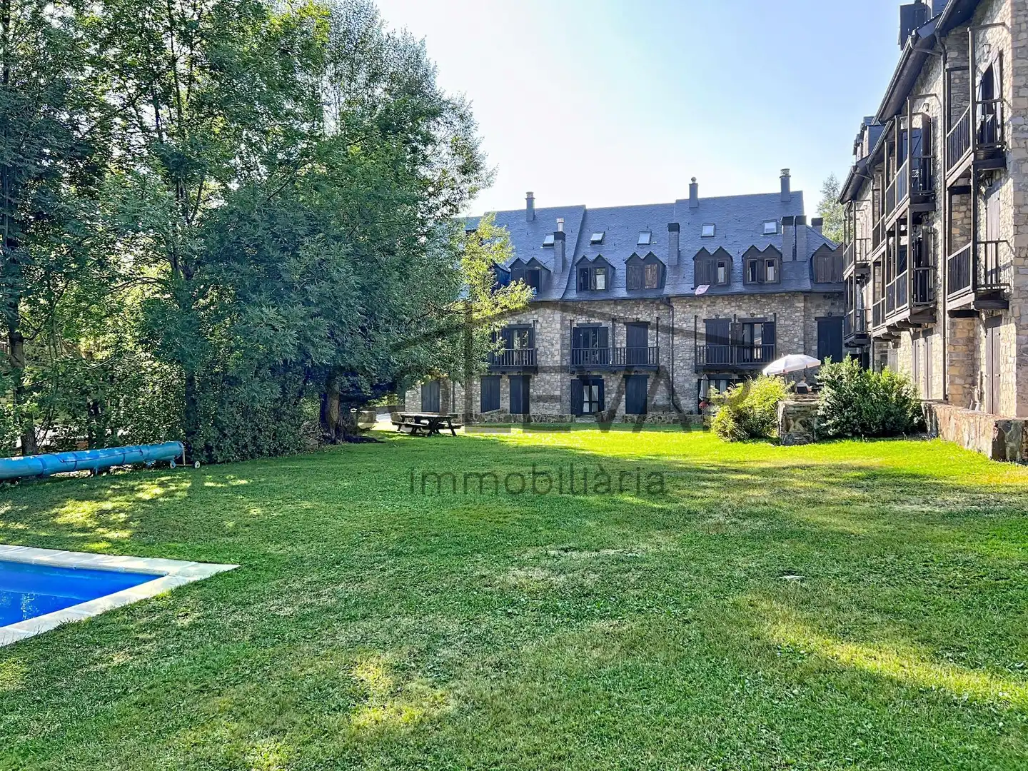 Vista exterior de Pis en venda en La Vall de Boí amb Jardí privat, Parquet i Piscina