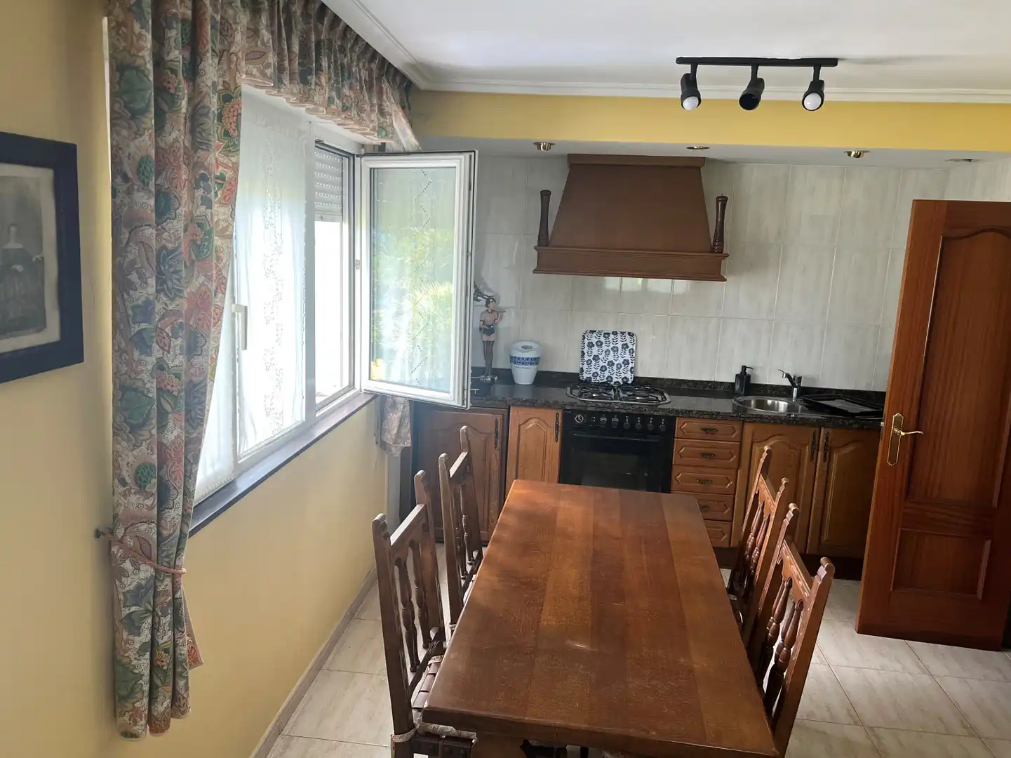 Cuina de Casa o xalet en venda en Oviedo  amb Calefacció, Parquet i Terrassa