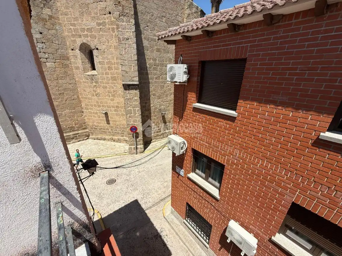 Vista exterior de Casa adosada en venda en Almorox amb Calefacció i Moblat