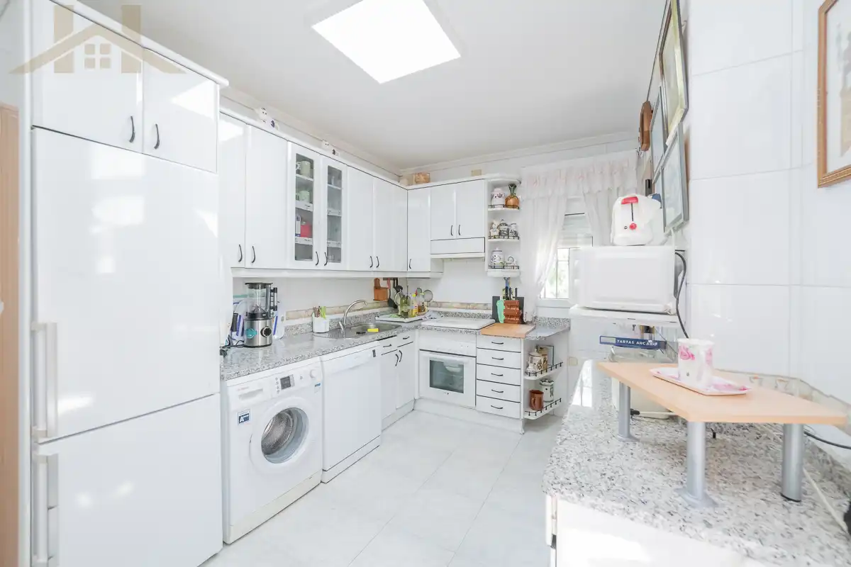 Cuina de Casa o xalet en venda en Guadarrama amb Calefacció, Jardí privat i Piscina comunitària