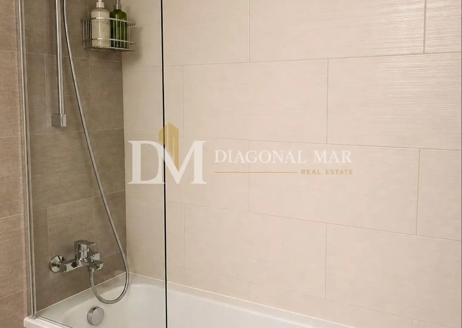 Baño de Piso de alquiler en Sant Adrià de Besòs con Parquet, Balcón y Piscina comunitaria