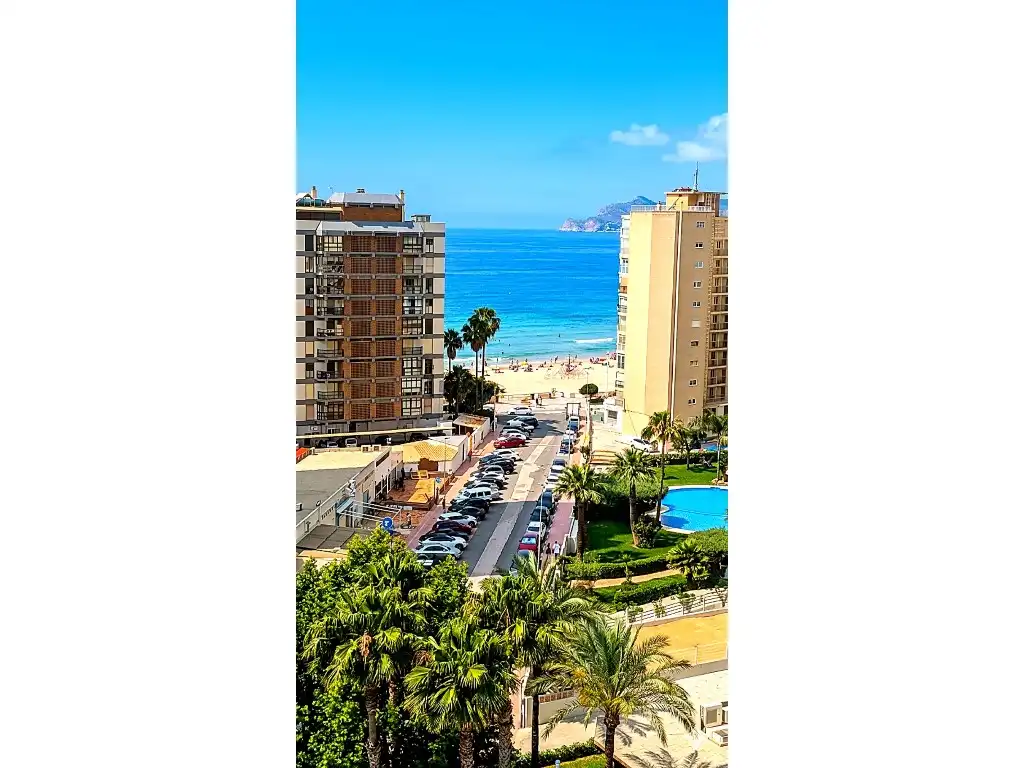 Vista exterior de Apartament en venda en Calpe / Calp amb Aire condicionat, Jardí privat i Terrassa