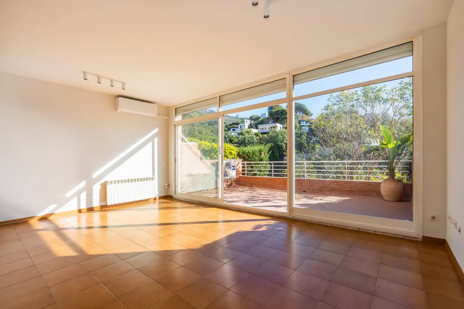 Living room of Detached homes for rent in Barcelona  with Air Conditioner, Heating and Terrace