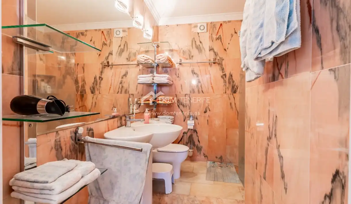 Baño de Casa o chalet en venta en Arona con Terraza, Piscina y Amueblado
