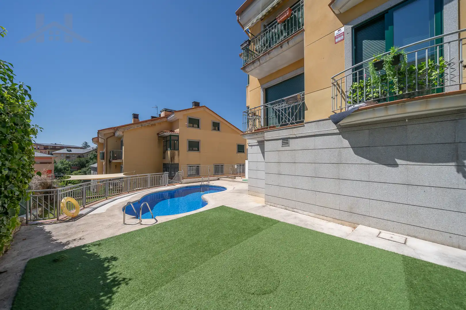 Piscina de Piso en venta en San Lorenzo de El Escorial con Aire acondicionado, Jardín privado y Amueblado