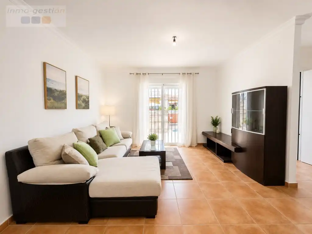 Sala d'estar de Casa adosada en venda en Manilva
