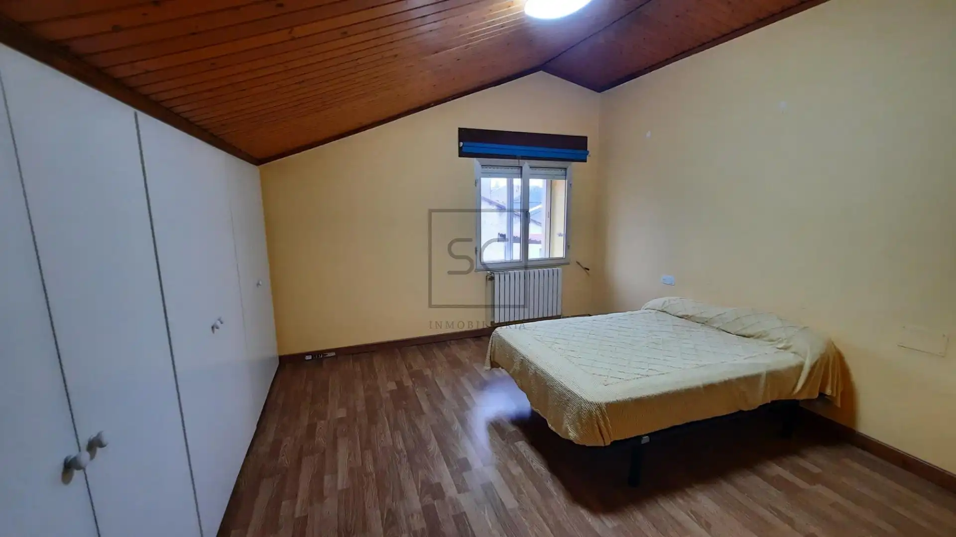 Schlafzimmer von Einfamilien-Reihenhaus zum Verkauf in Neda mit Heizung, Privatgarten und Alarm
