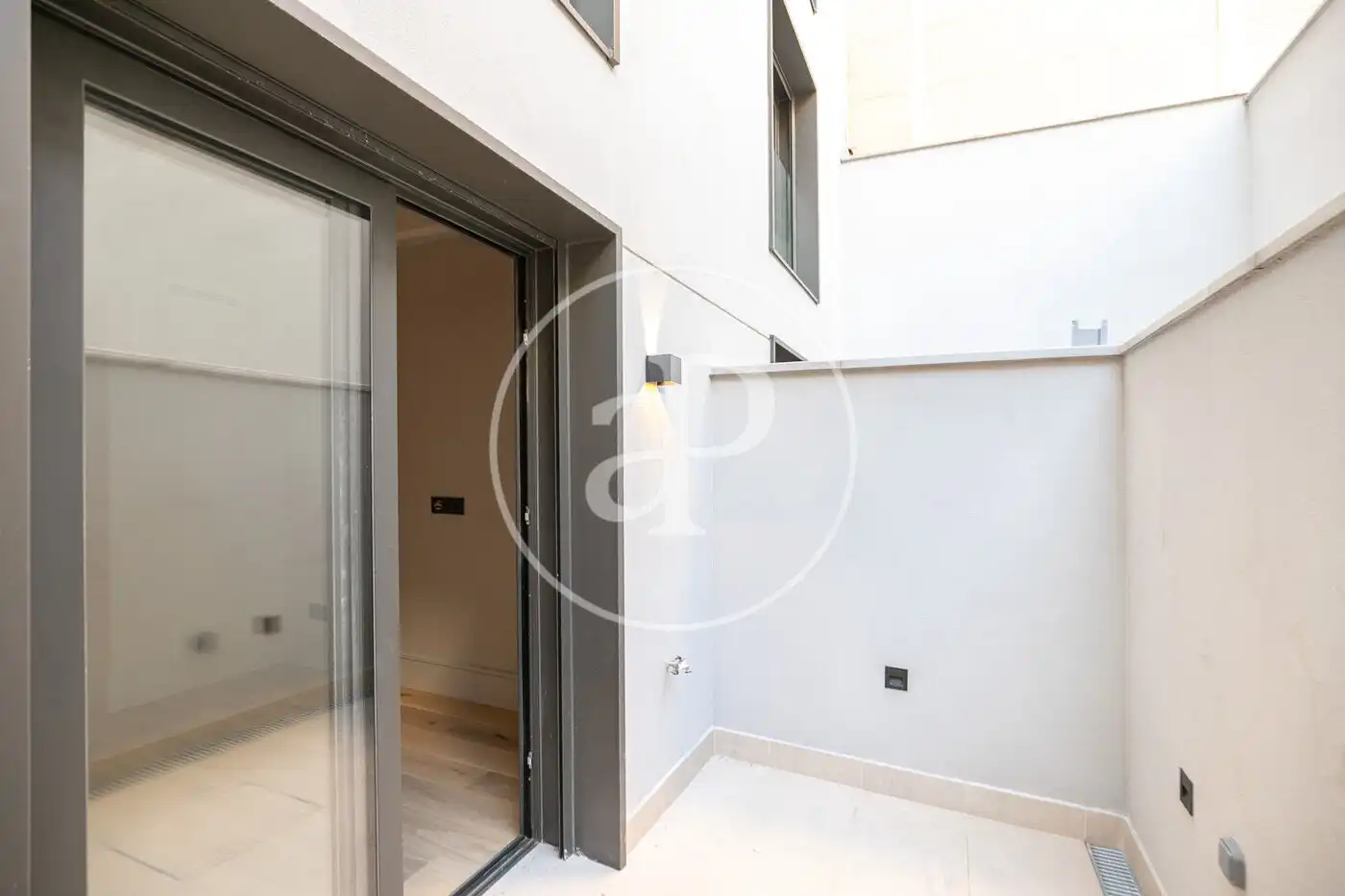 Wohnung zum Verkauf in Barcelona mit Klimaanlage, Heizung und Terrasse