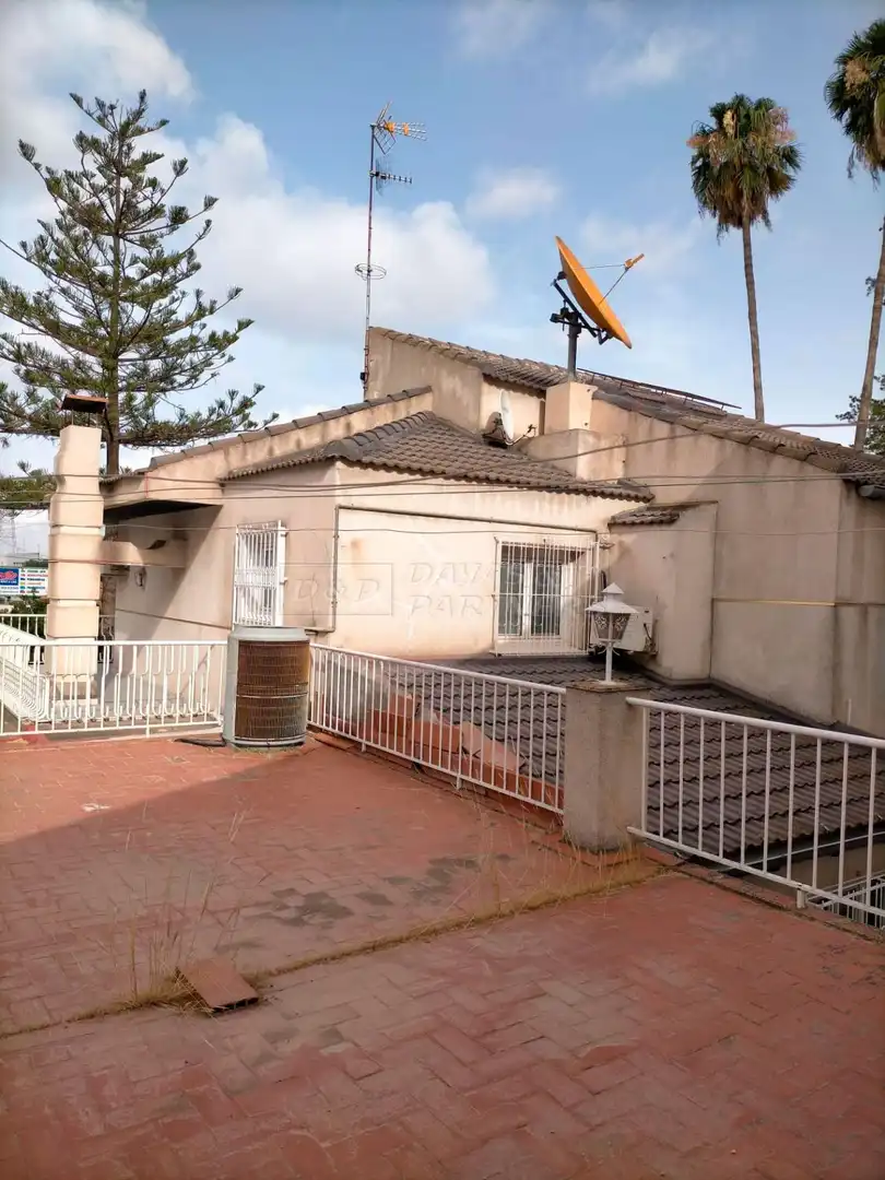 Vista exterior de Casa o xalet en venda en Orihuela amb Jardí privat, Terrassa i Traster