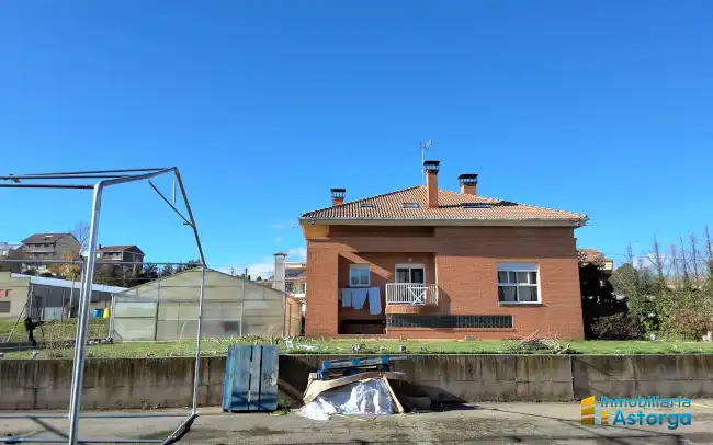 Vista exterior de Casa o chalet en venta en Astorga con Calefacción, Jardín privado y Parquet