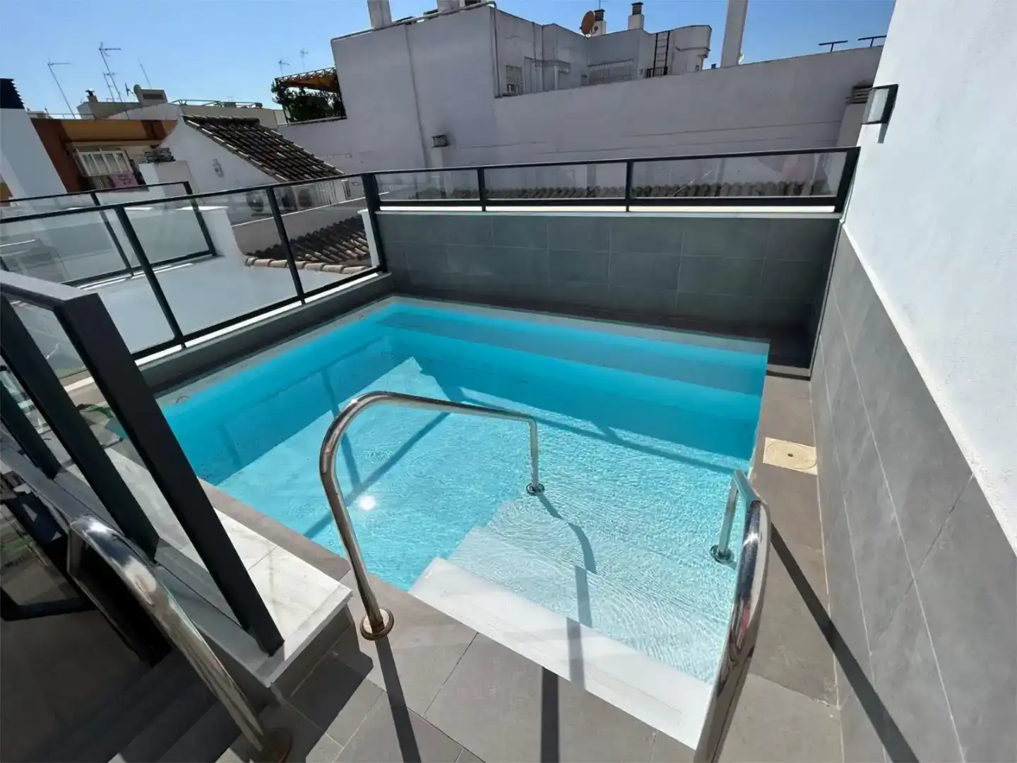 Piscina de Pis en venda en Sevilla amb Aire condicionat, Jardí privat i Traster