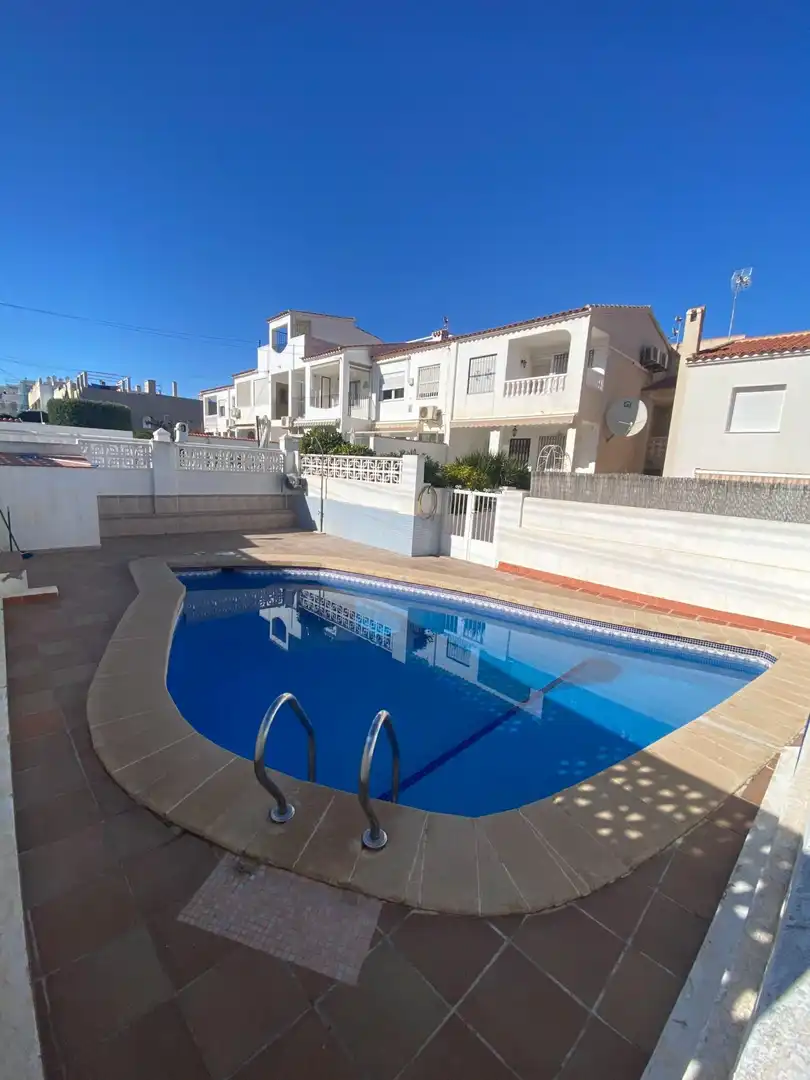 Piscina de Casa adosada en venda en Torrevieja amb Aire condicionat, Calefacció i Terrassa