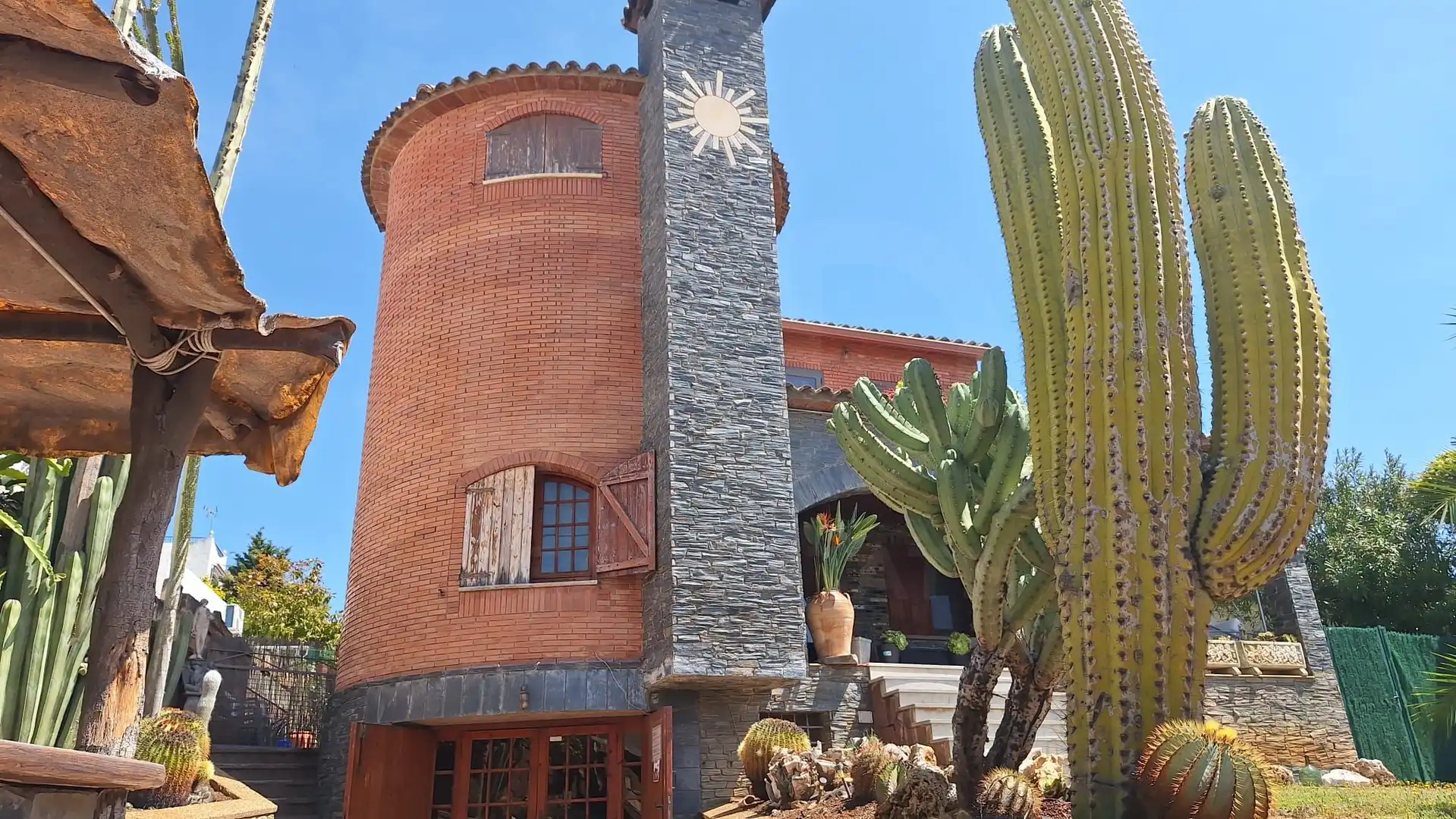 Exterior view of Houses for sale in Roda de Berà