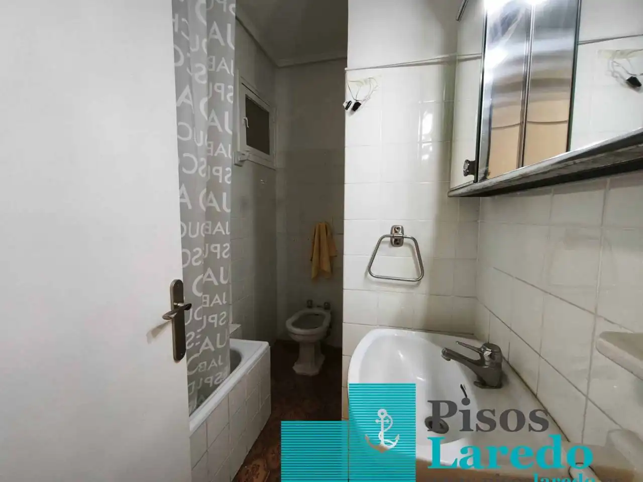 Baño de Piso en venta en Laredo con Calefacción, Parquet y Terraza